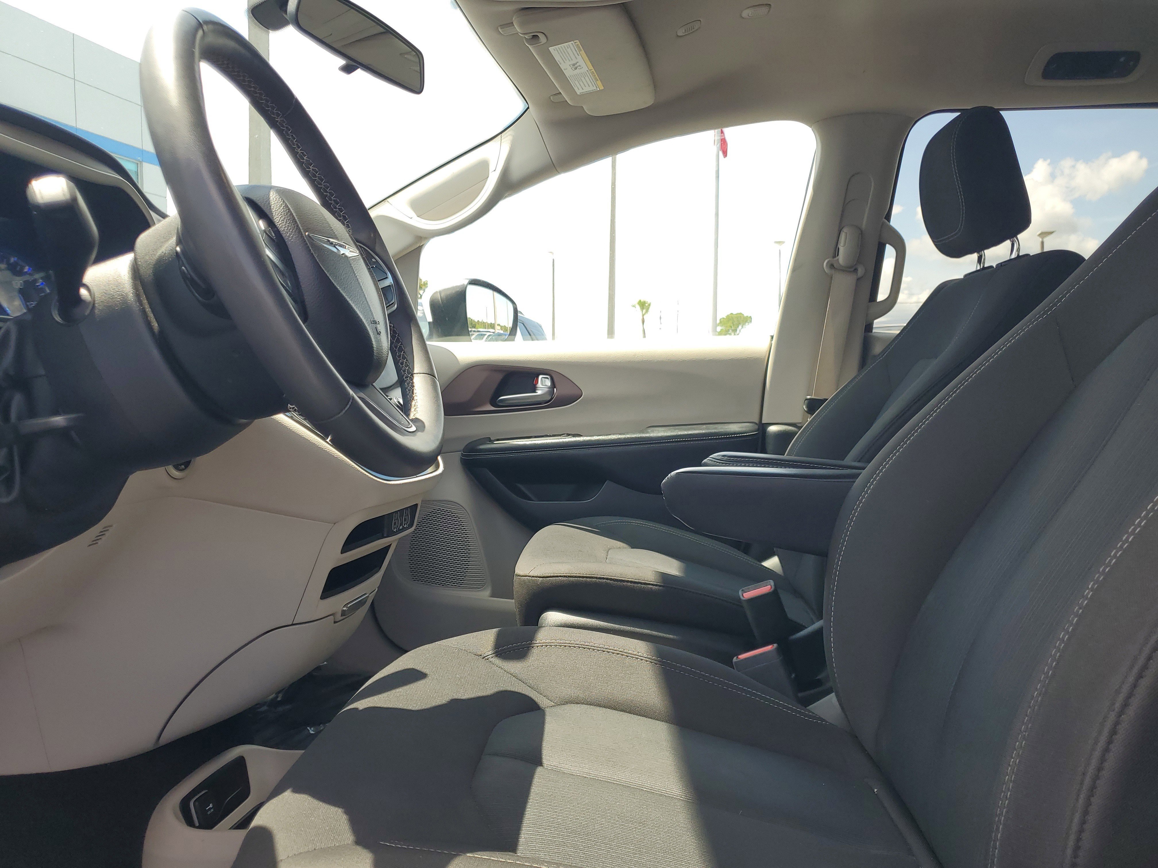 Used 2022 Chrysler Voyager LX image 18