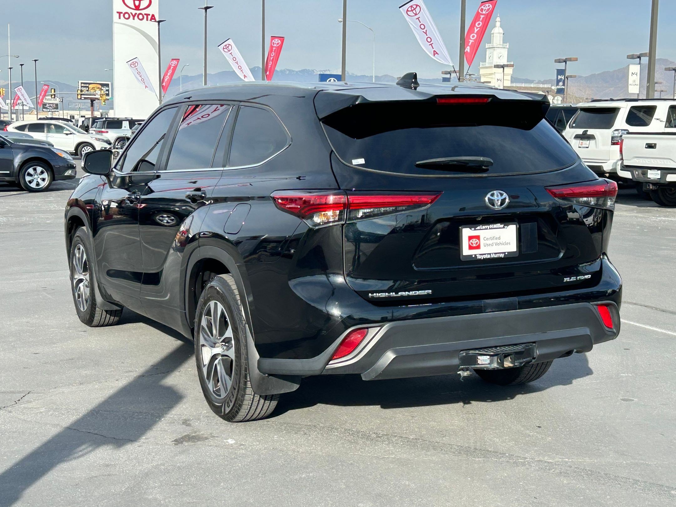 Certified 2023 Toyota Highlander XLE image 3
