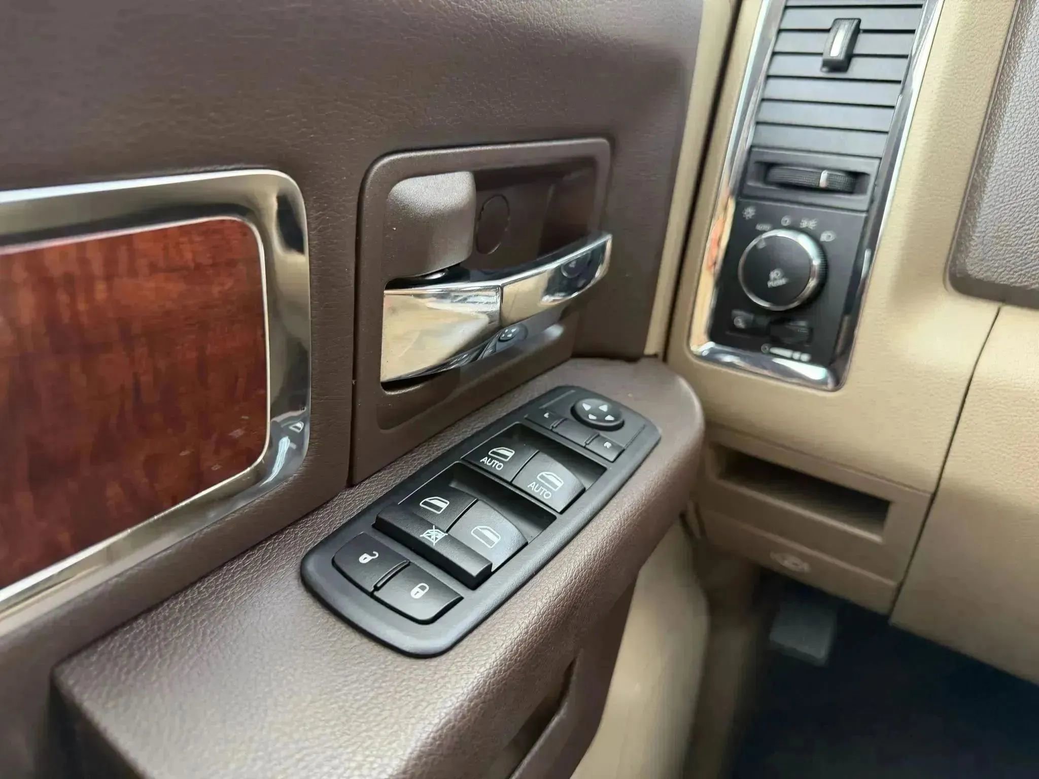 Used 2011 RAM 1500 Laramie AWD/4WD image 19