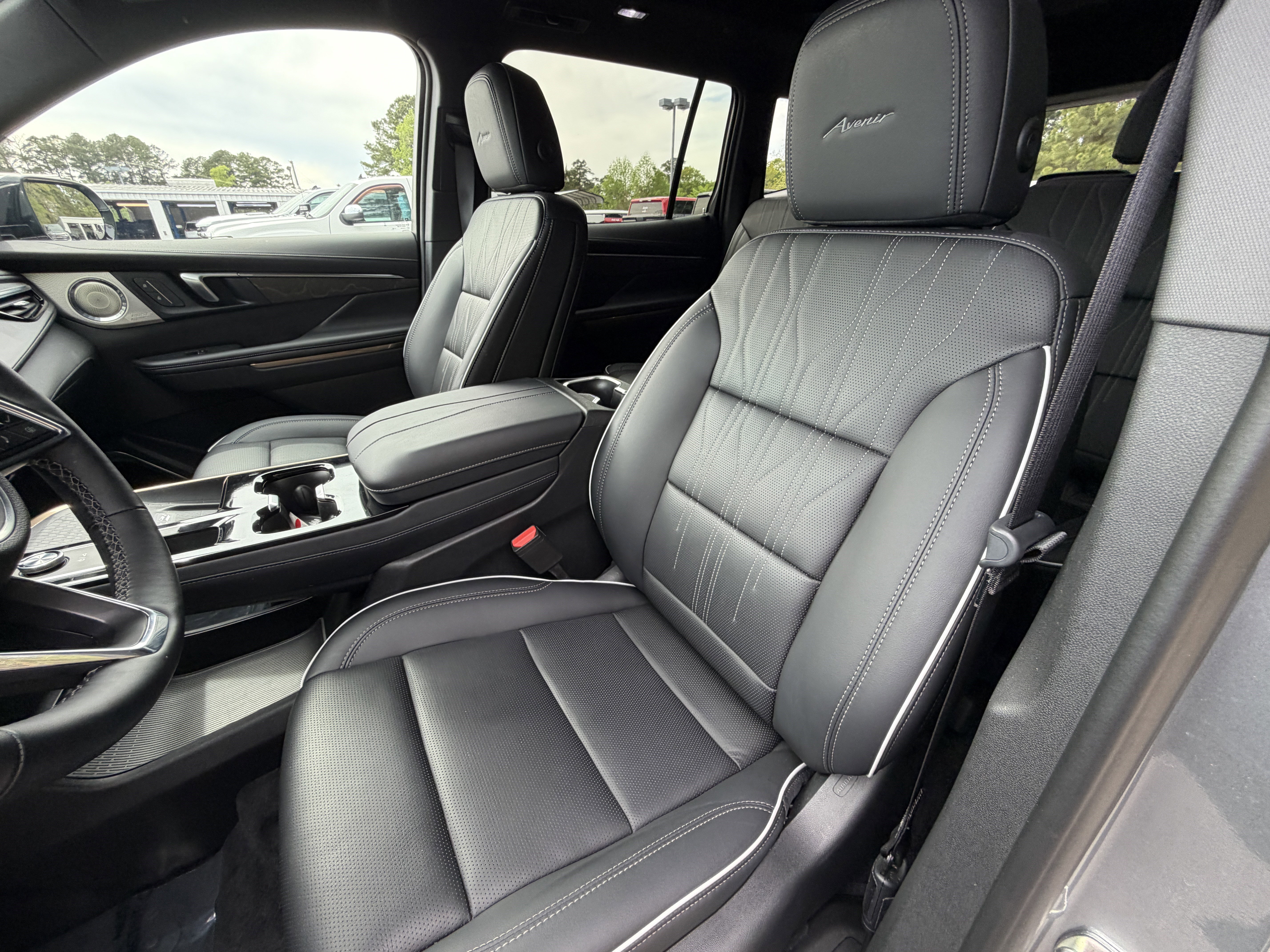 Used 2025 Buick Enclave Avenir w/ Super Cruise Package FWD image 18