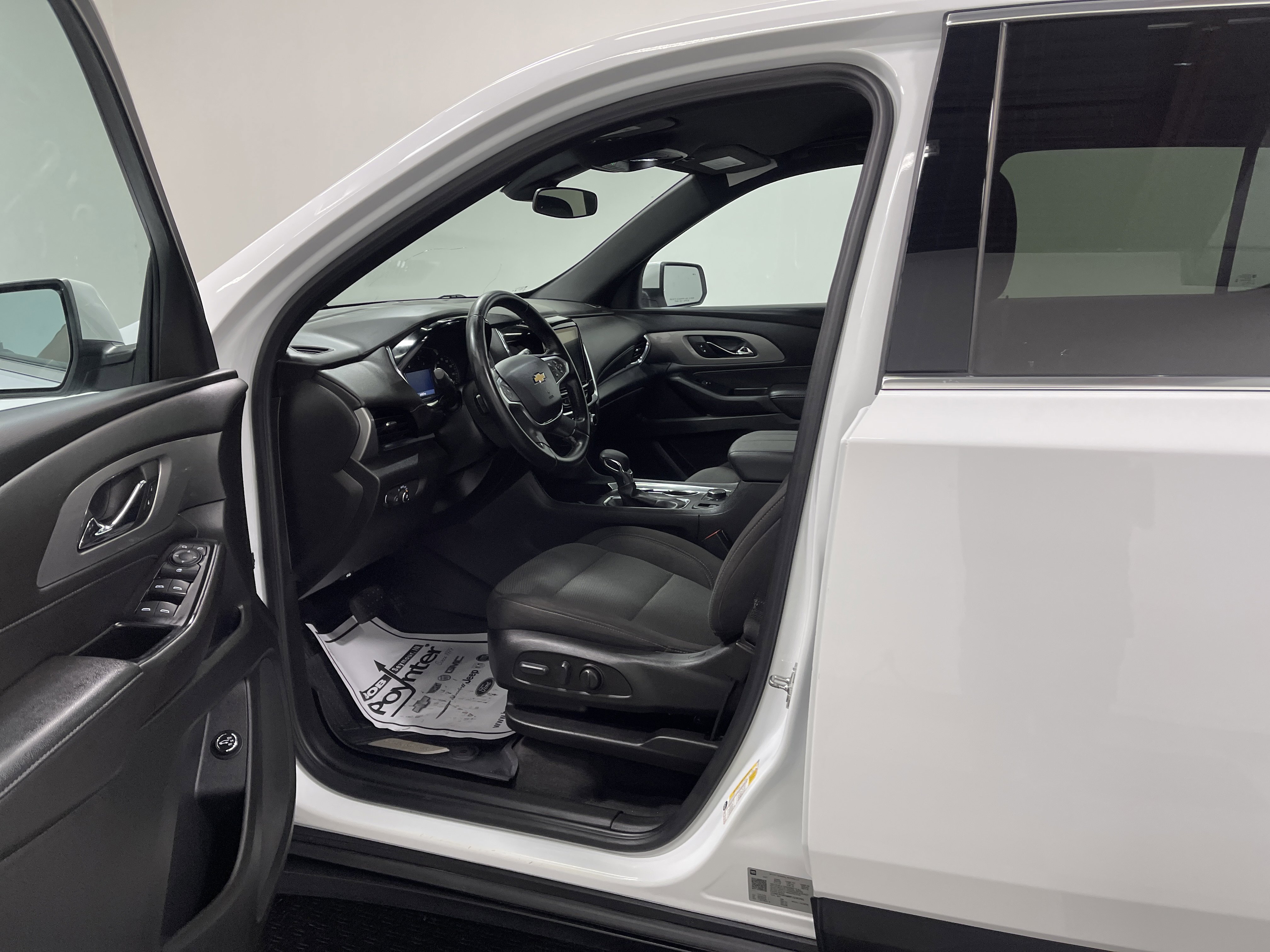 Used 2023 Chevrolet Traverse LT FWD image 9