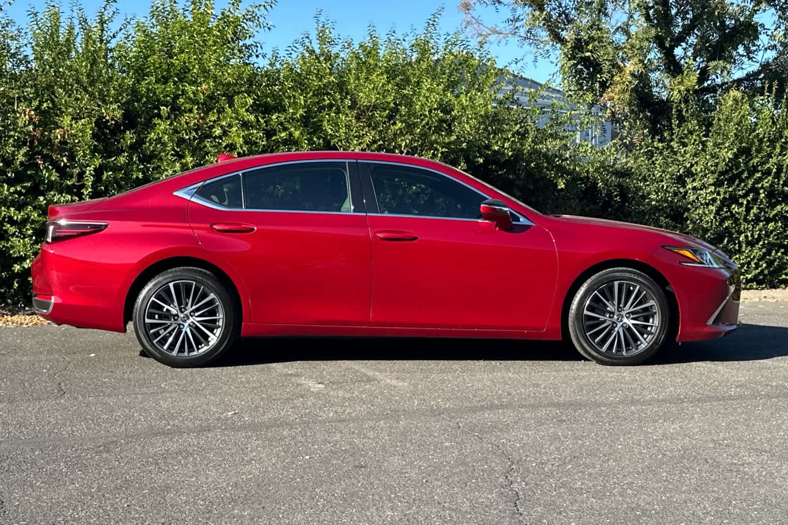 Used 2023 Lexus ES 250 w/ Premium Package AWD/4WD image 2