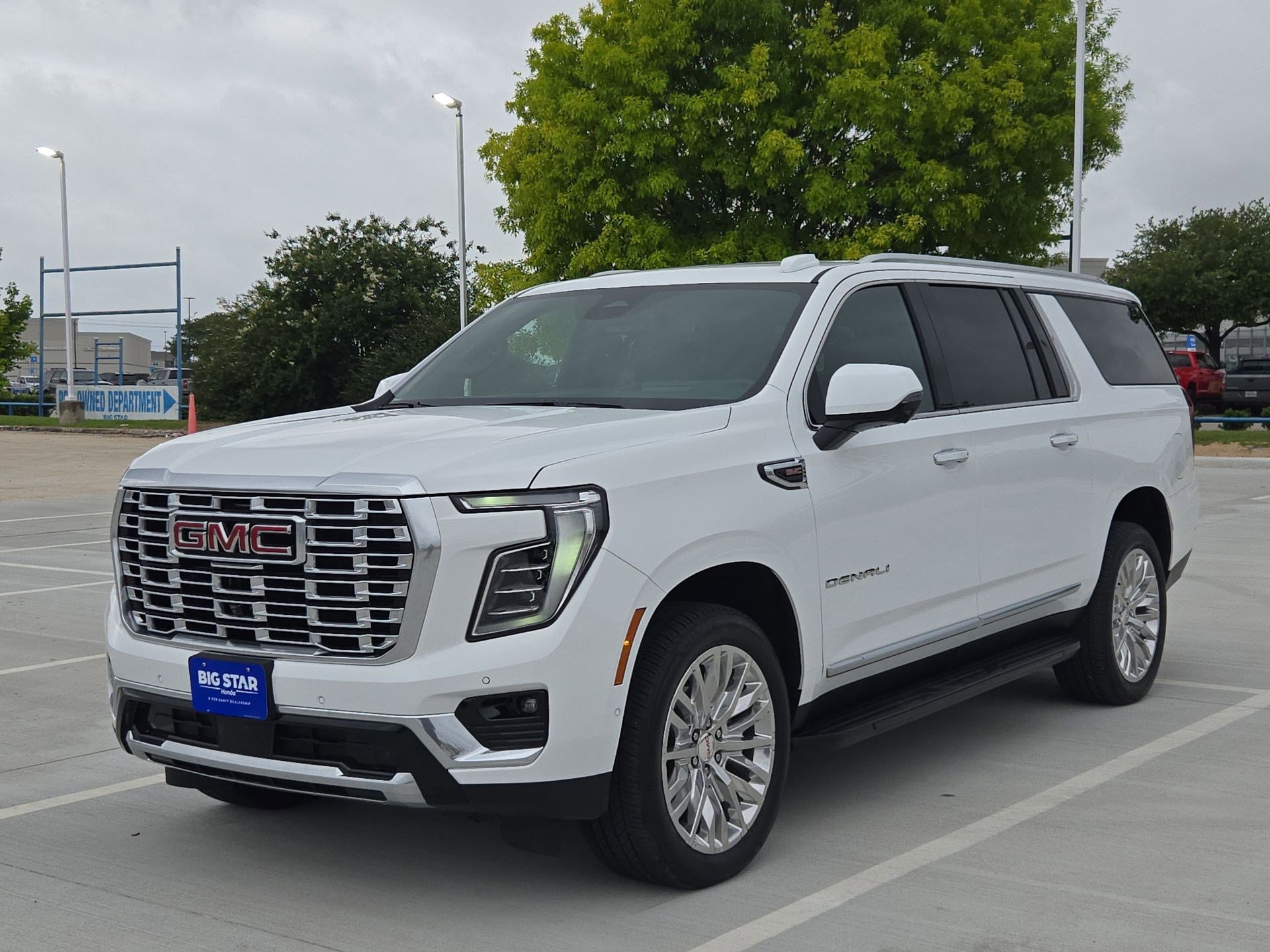 Used 2025 GMC Yukon XL Denali AWD/4WD image 9