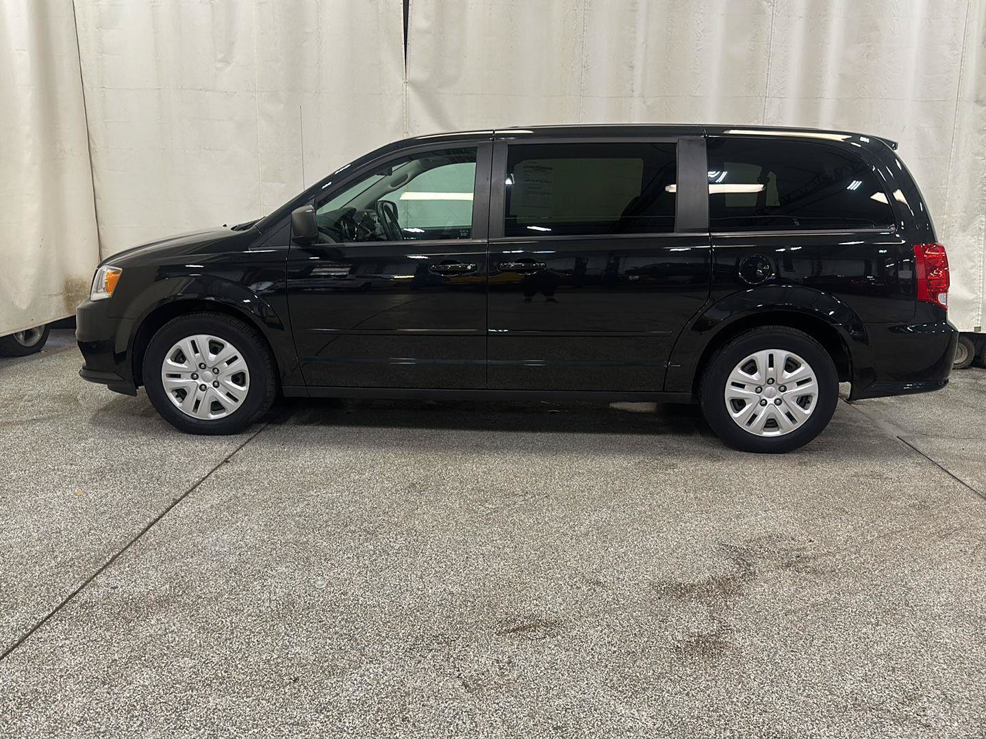 Used 2015 Dodge Grand Caravan SE w/ Quick Order Package 29E SE FWD image 2