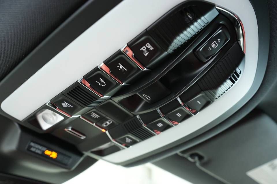 Certified 2025 Porsche Macan AWD/4WD image 36