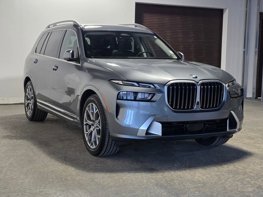 Used 2025 BMW X7 xDrive40i w/ Premium Package image 3