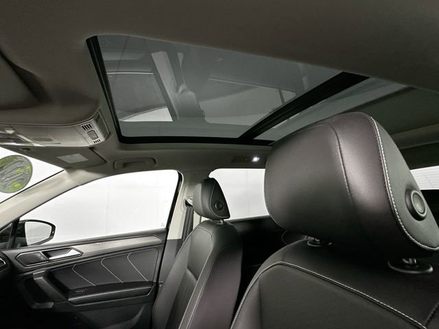 Used 2022 Volkswagen Tiguan SE w/ Panoramic Sunroof Package image 19