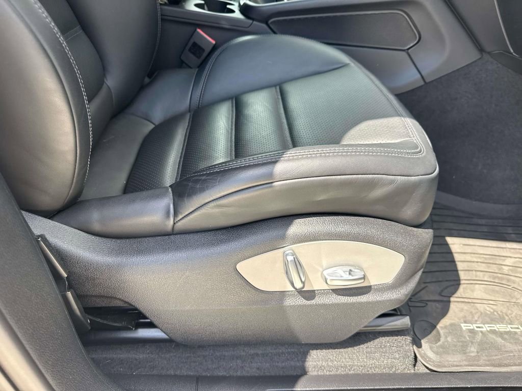Used 2023 Porsche Macan Turbo image 16