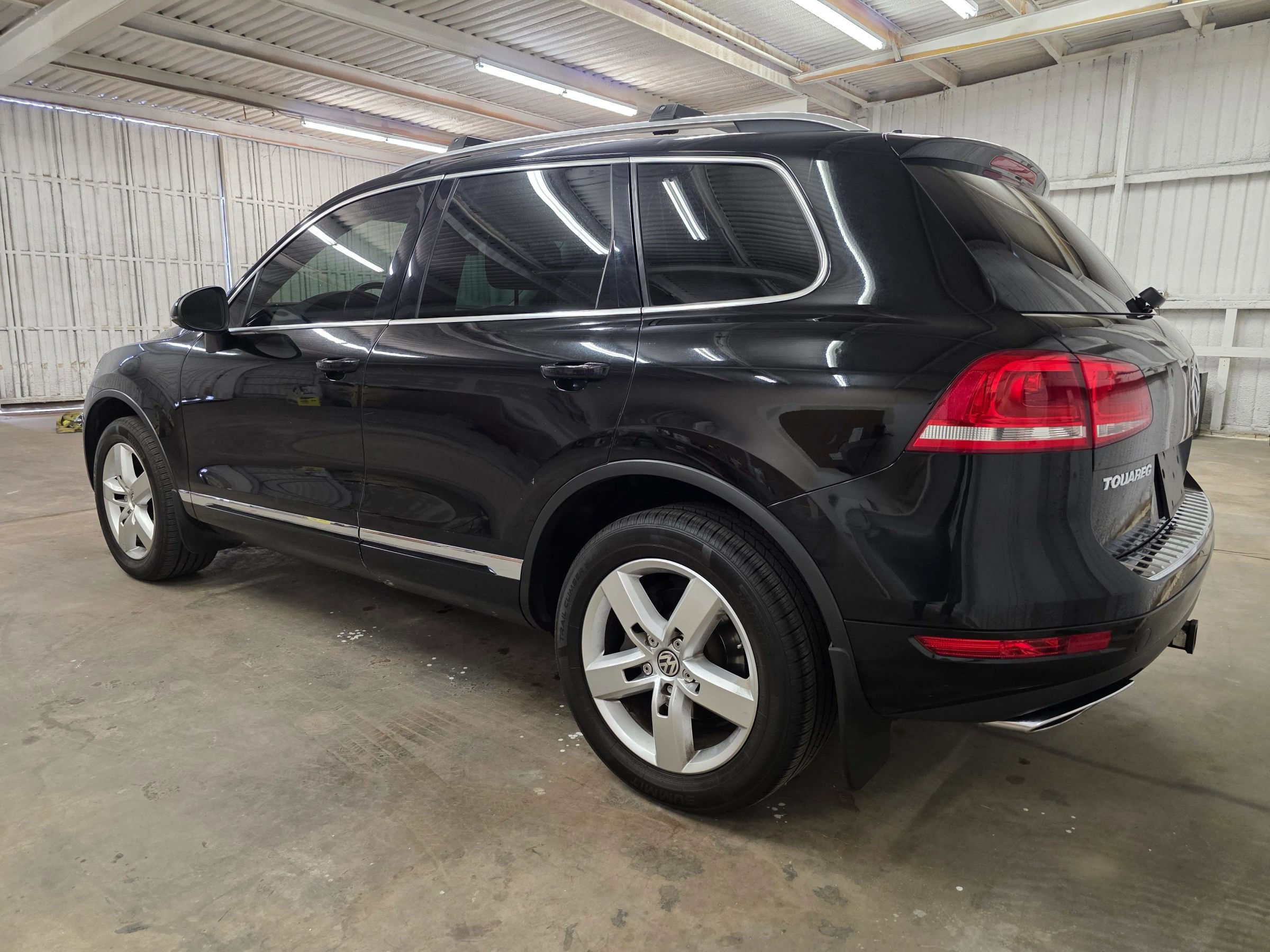 Used 2013 Volkswagen Touareg TDI AWD/4WD image 3