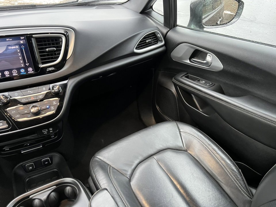 Used 2020 Chrysler Pacifica Touring-L Plus image 32