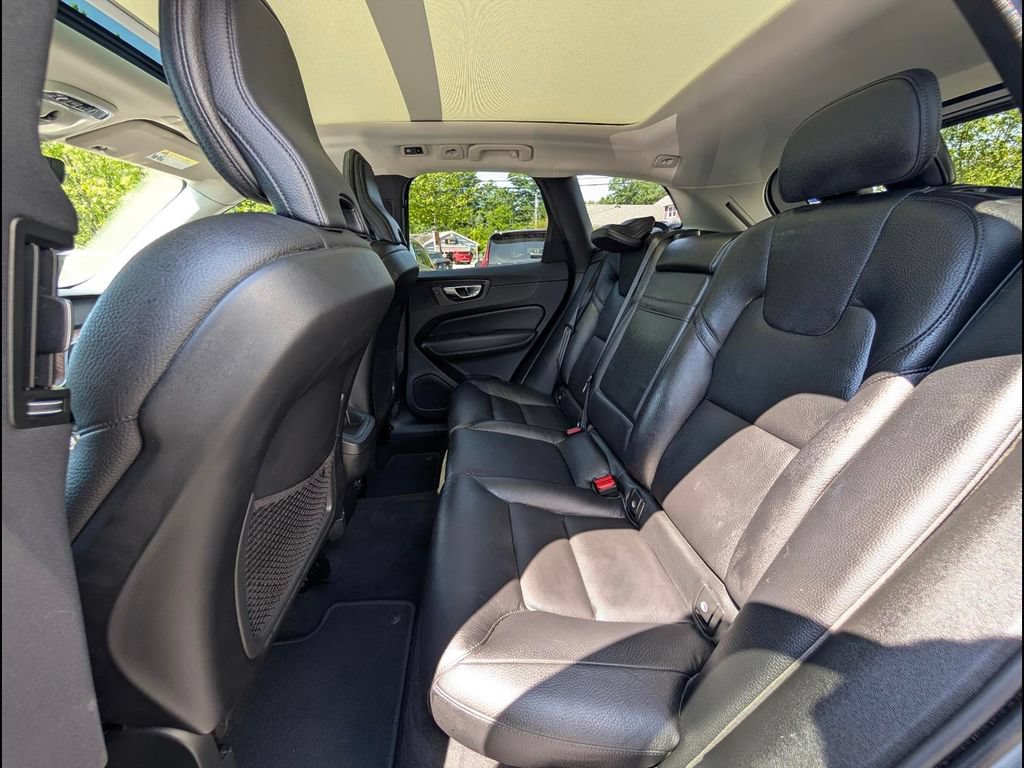 Used 2021 Volvo XC60 T6 Momentum AWD/4WD image 16