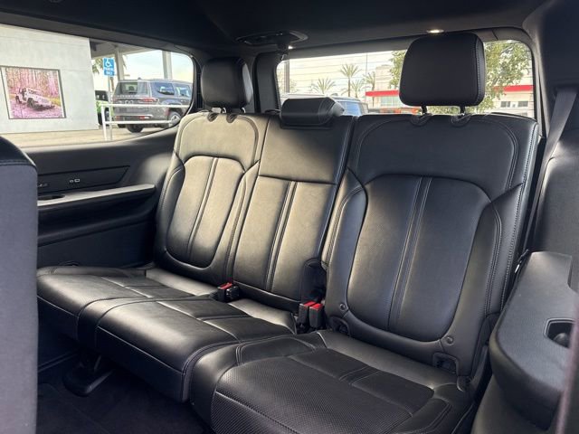 Certified 2024 Jeep Wagoneer Series III w/ Flexible Seating Group image 29