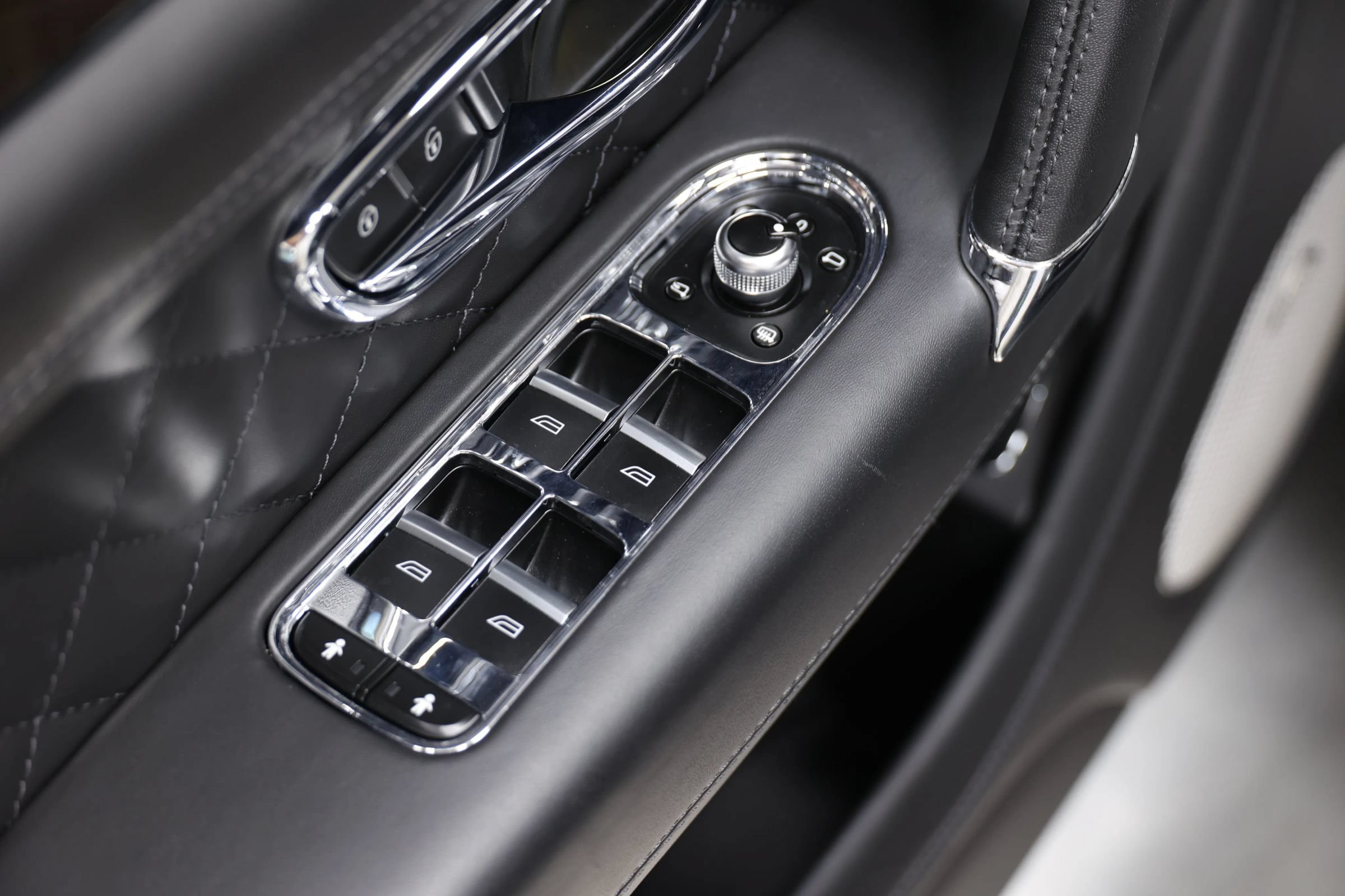 Used 2020 Bentley Bentayga Plug-In Hybrid AWD/4WD image 12