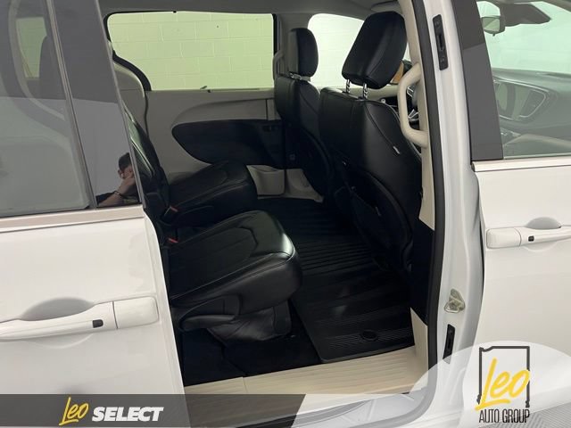 Used 2024 Chrysler Pacifica Touring-L AWD/4WD image 15