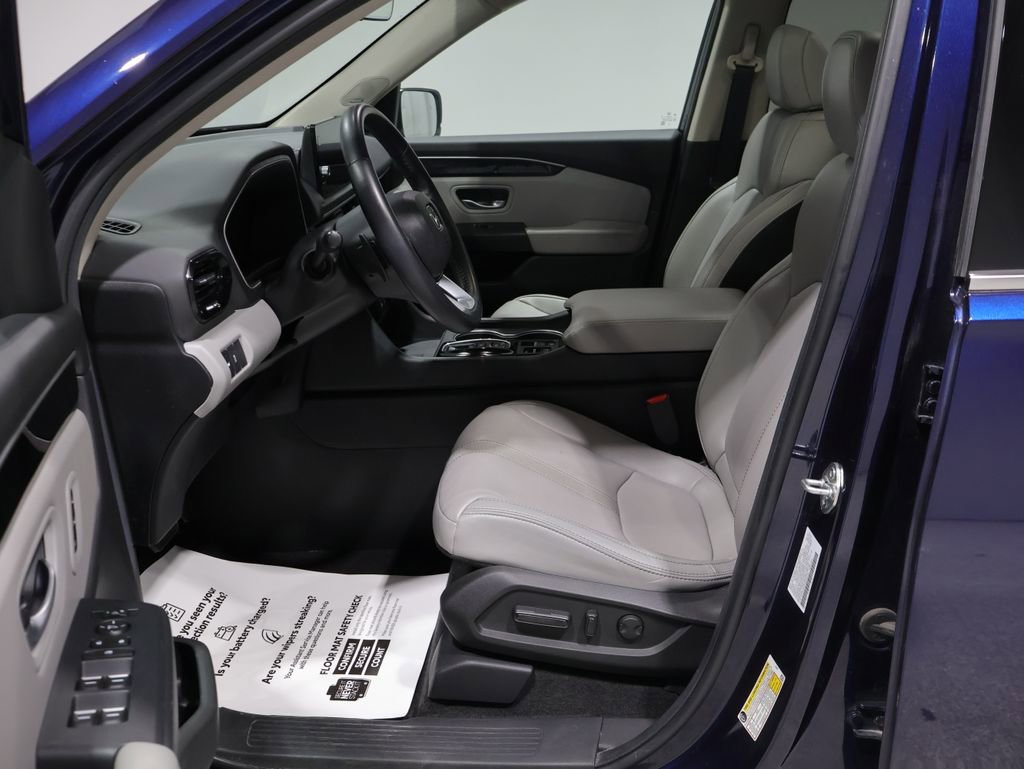 Used 2025 Honda Pilot Touring image 11