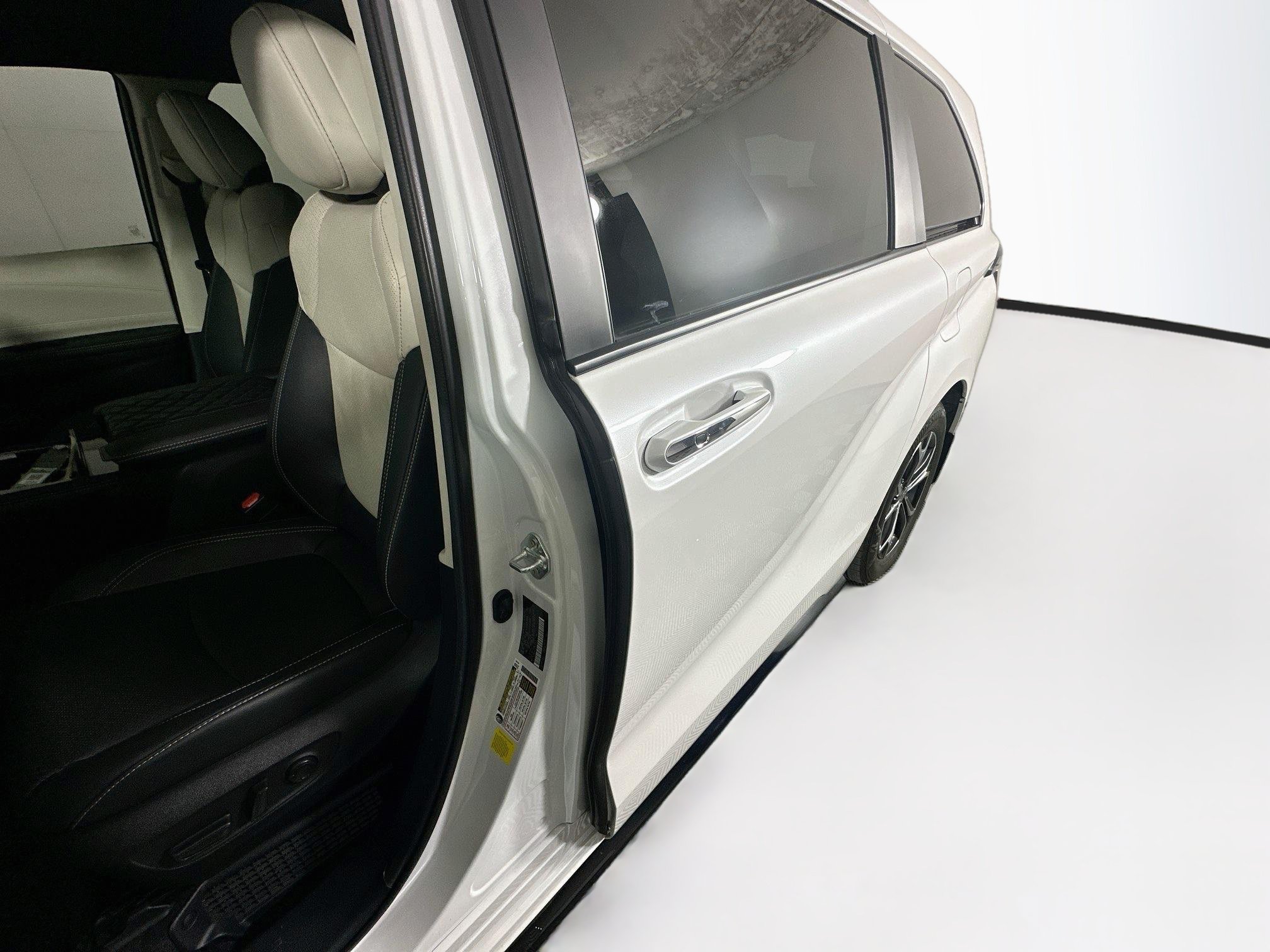 Used 2025 Toyota Sienna Platinum AWD/4WD image 12