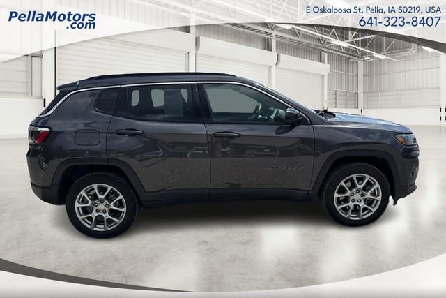 Used 2024 Jeep Compass Latitude AWD/4WD image 2