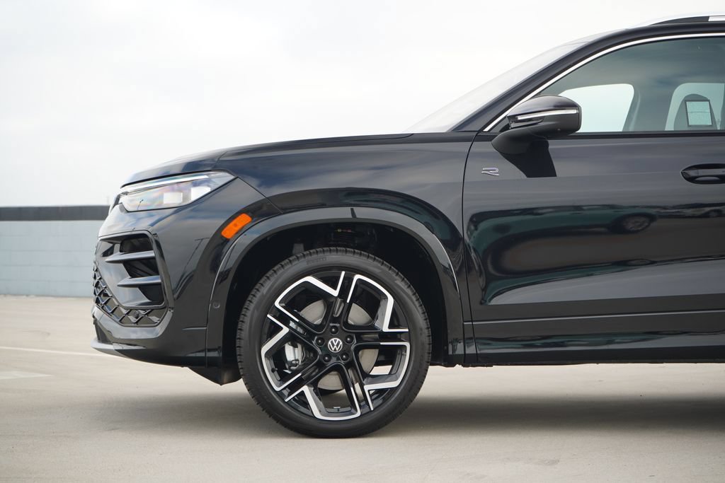 New 2026 Volkswagen Tiguan SEL R-Line AWD/4WD image 2