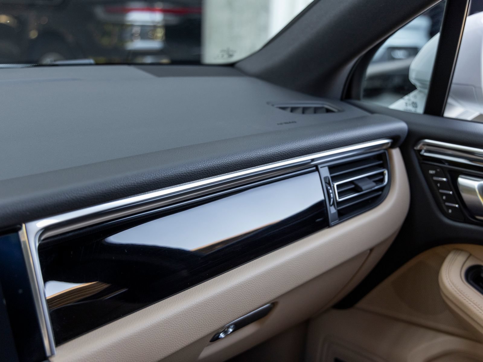 Certified 2026 Porsche Macan AWD/4WD image 43
