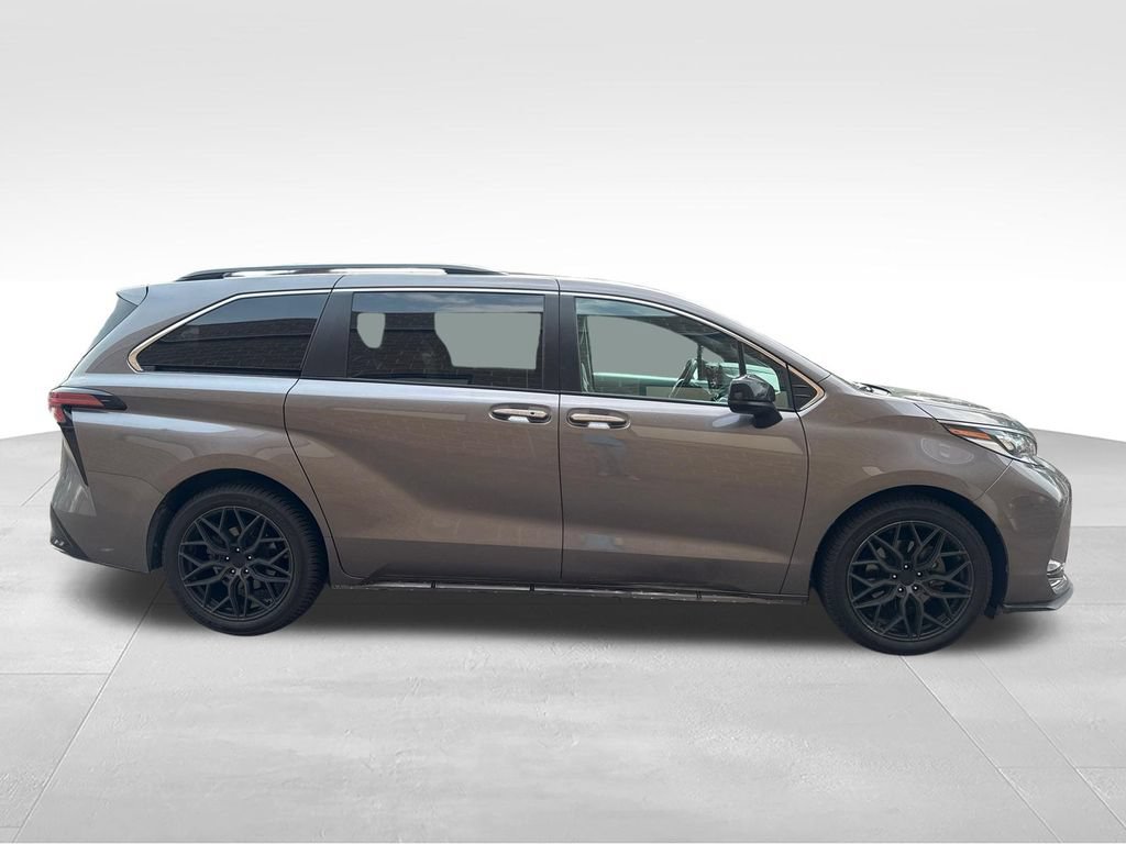 Used 2022 Toyota Sienna XSE w/ XSE Plus Package FWD image 11