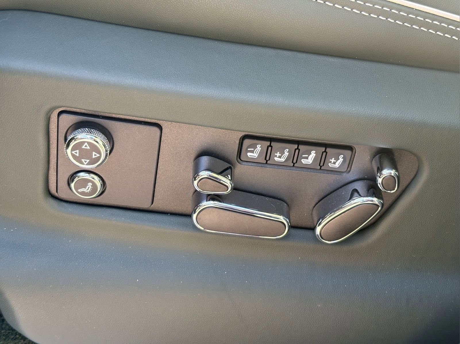 New 2025 Bentley Bentayga Extended Wheelbase image 37