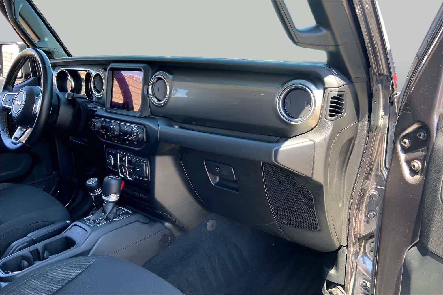 Used 2020 Jeep Wrangler Unlimited Sahara w/ Uconnect 4C Nav & Sound Group AWD/4WD image 17