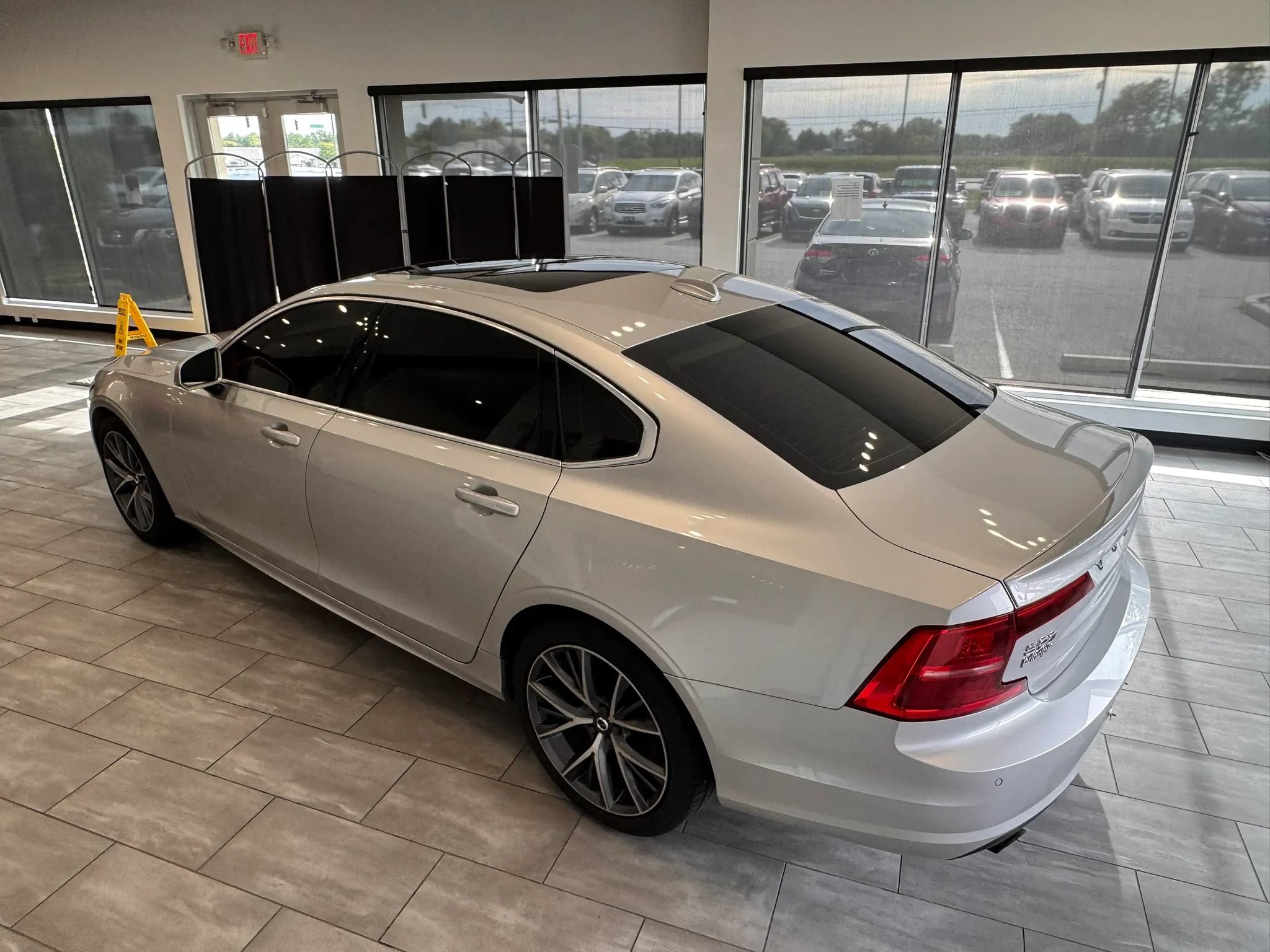 Used 2019 Volvo S90 T5 Momentum FWD image 17