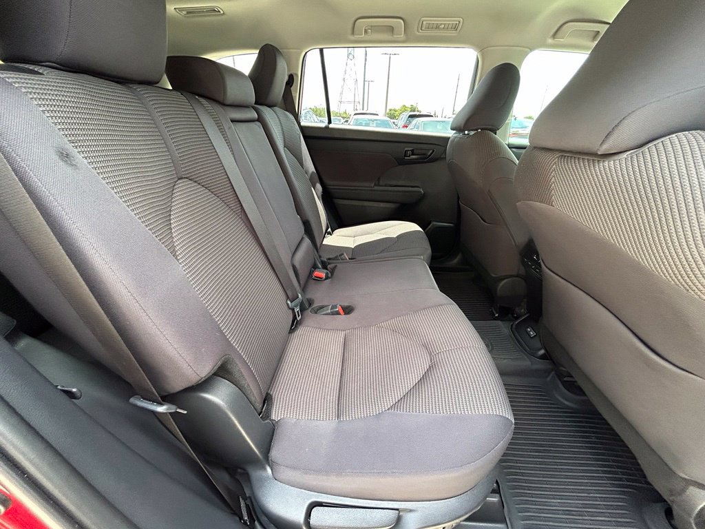 Used 2024 Toyota Highlander LE FWD image 35