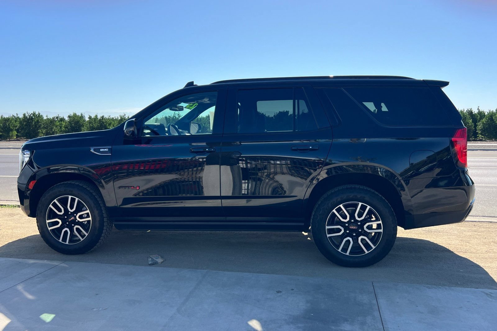 Used 2023 GMC Yukon AT4 w/ AT4 Premium Package AWD/4WD image 8