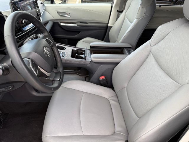 Used 2023 Toyota Sienna XLE FWD image 13