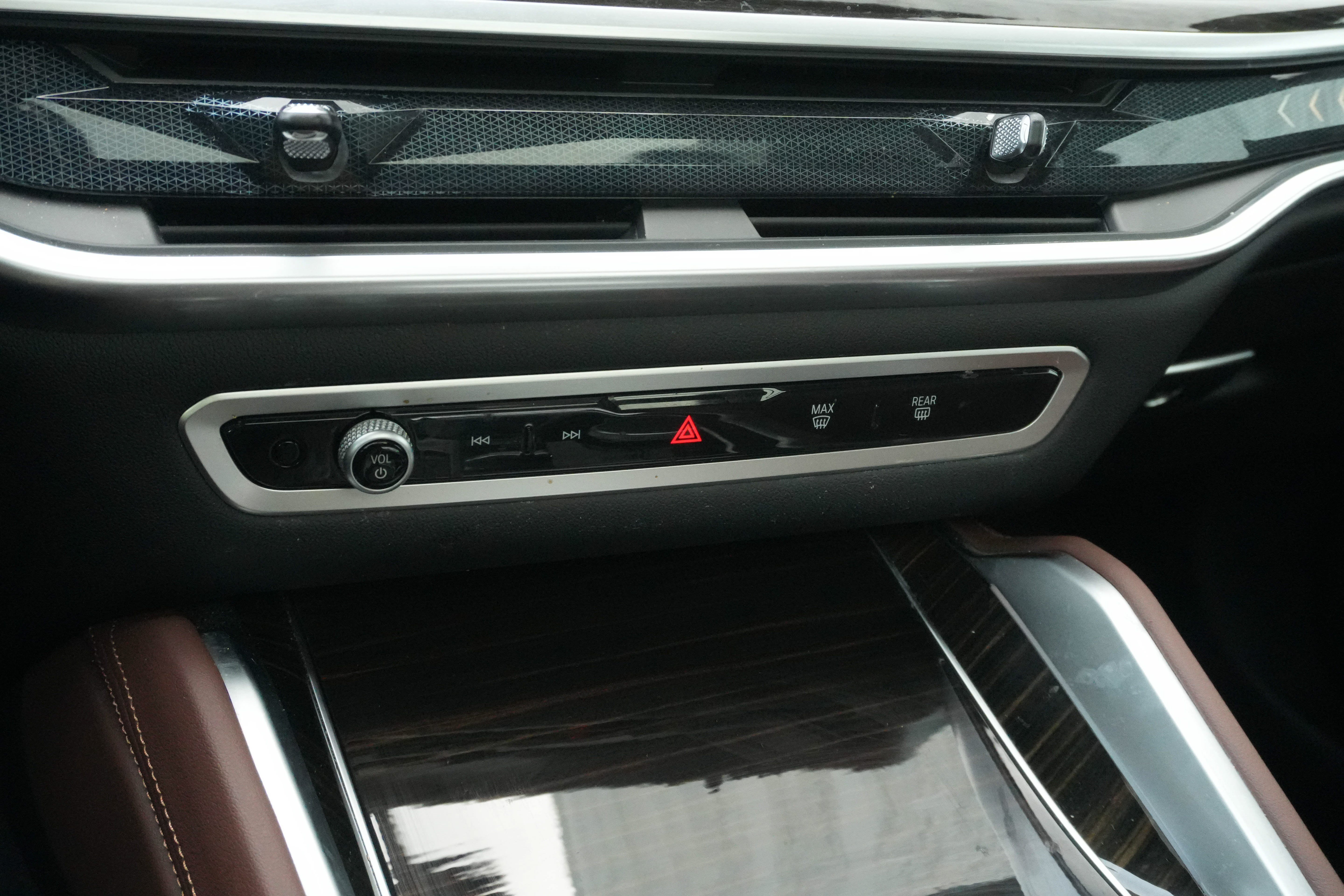 Certified 2025 BMW X6 xDrive40i AWD/4WD image 27