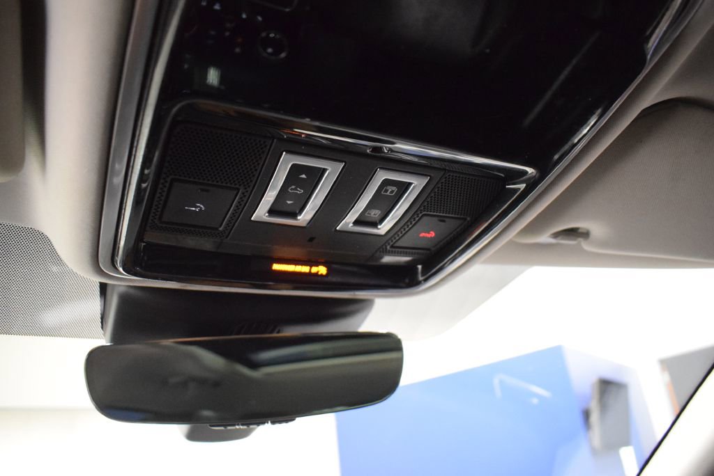 Used 2019 Land Rover Range Rover Velar S image 32