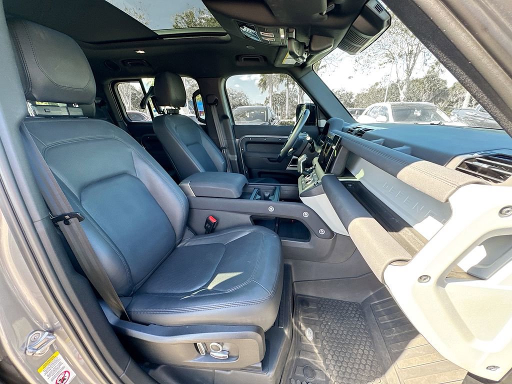 Used 2023 Land Rover Defender 130 SE image 32