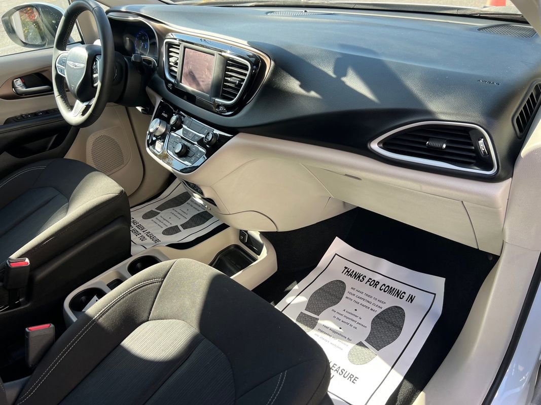 Used 2022 Chrysler Voyager LX image 30