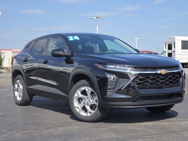 Used 2024 Chevrolet Trax LS w/ LS Convenience Package FWD image 2