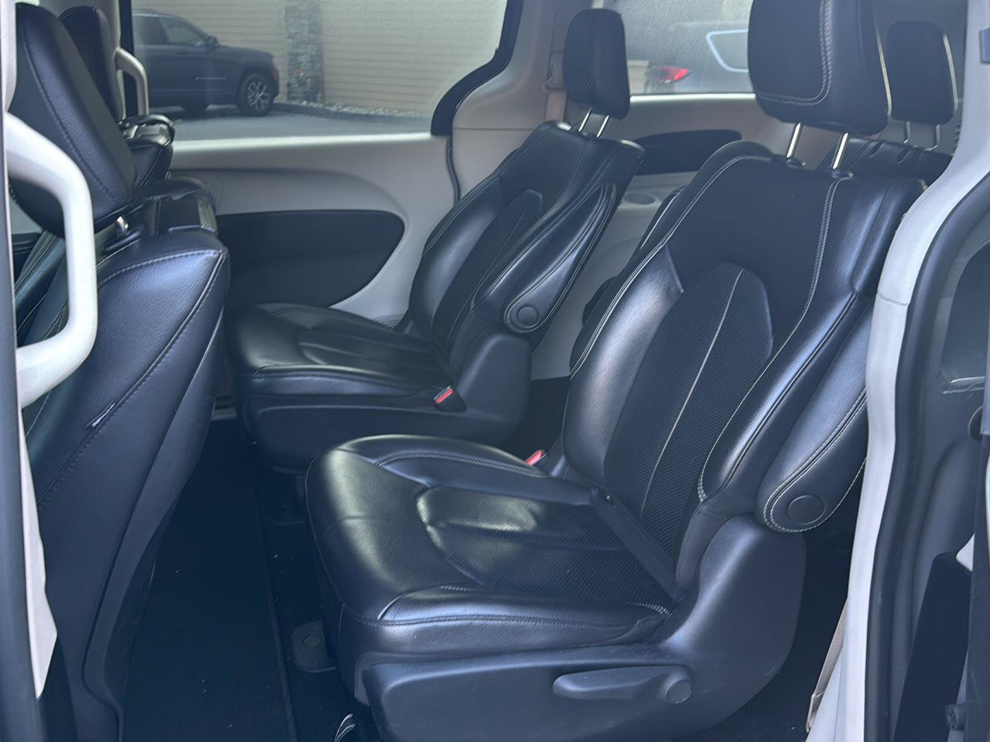 Used 2022 Chrysler Pacifica Touring-L w/ Uconnect Theater Family Group FWD image 10