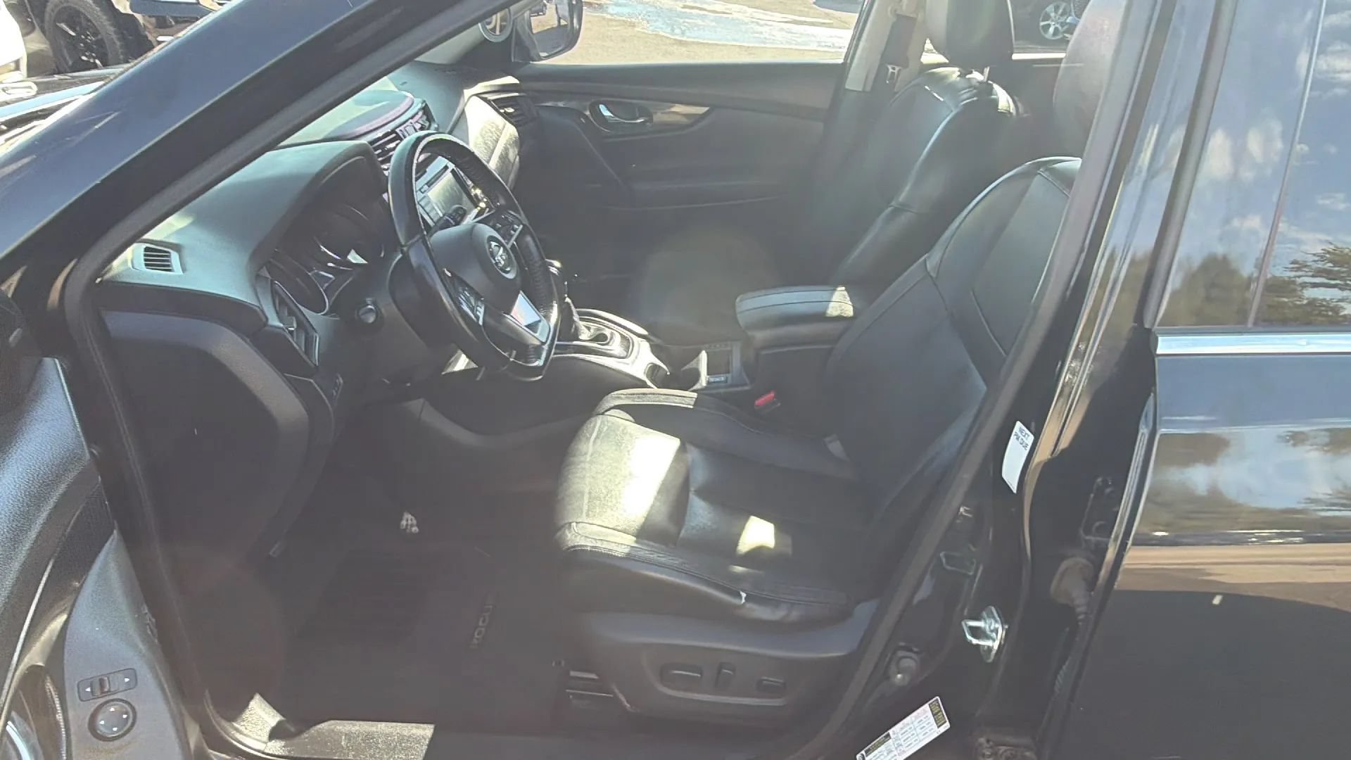 Used 2018 Nissan Rogue SL FWD image 3