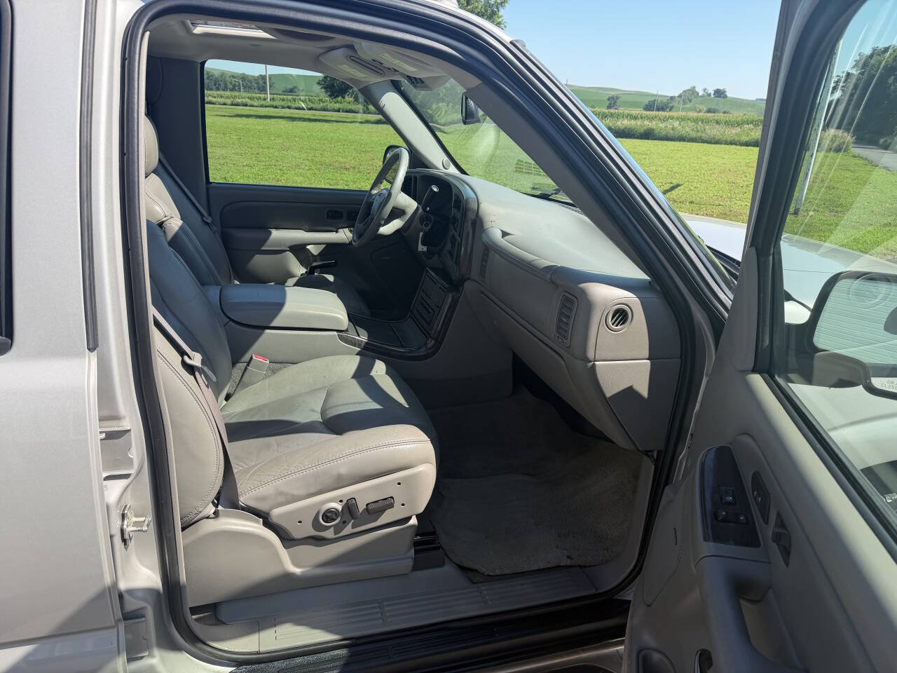 Used 2005 GMC Yukon Denali AWD/4WD image 16