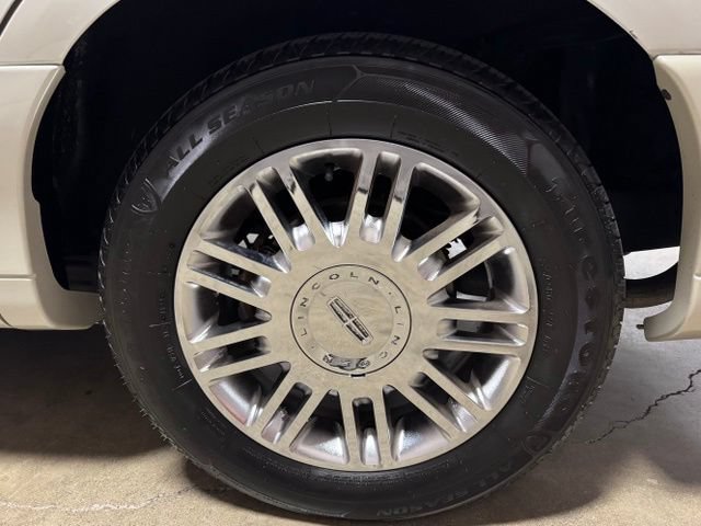 Used 2006 Lincoln Town Car Designer Series RWD image 35