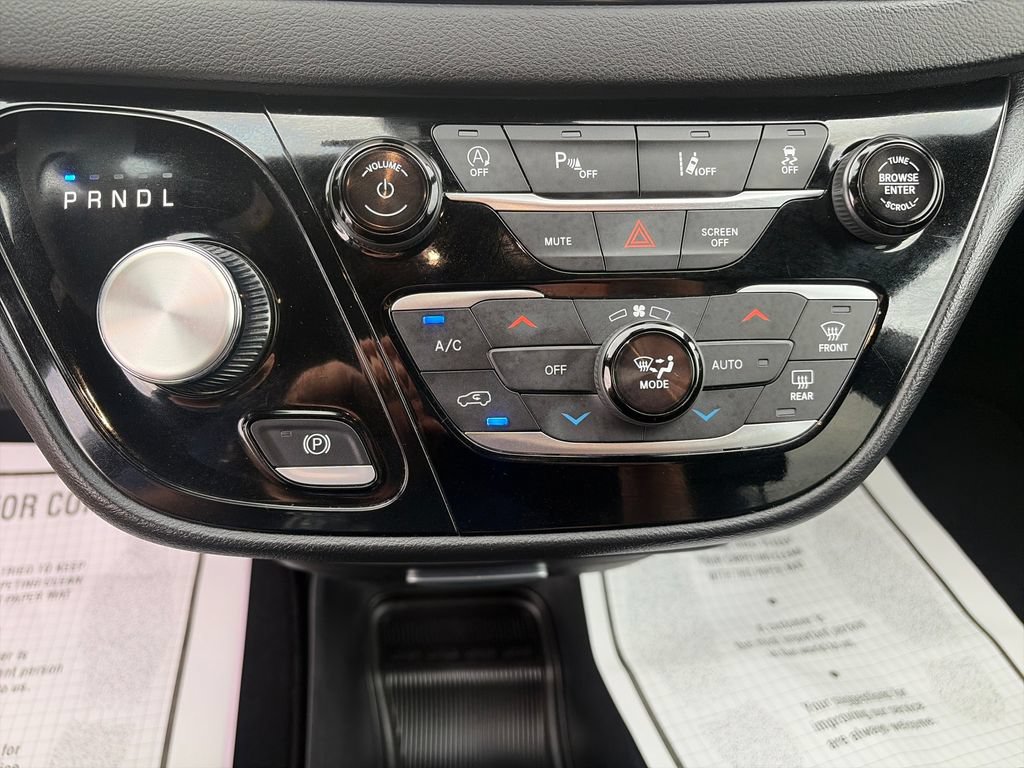 Used 2025 Chrysler Pacifica Select FWD image 18