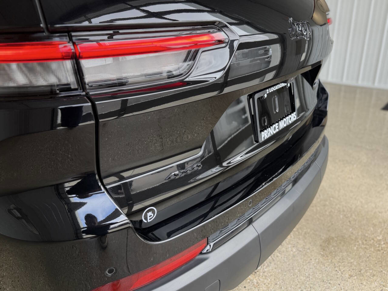 Used 2023 Jeep Grand Cherokee L Laredo AWD/4WD image 17