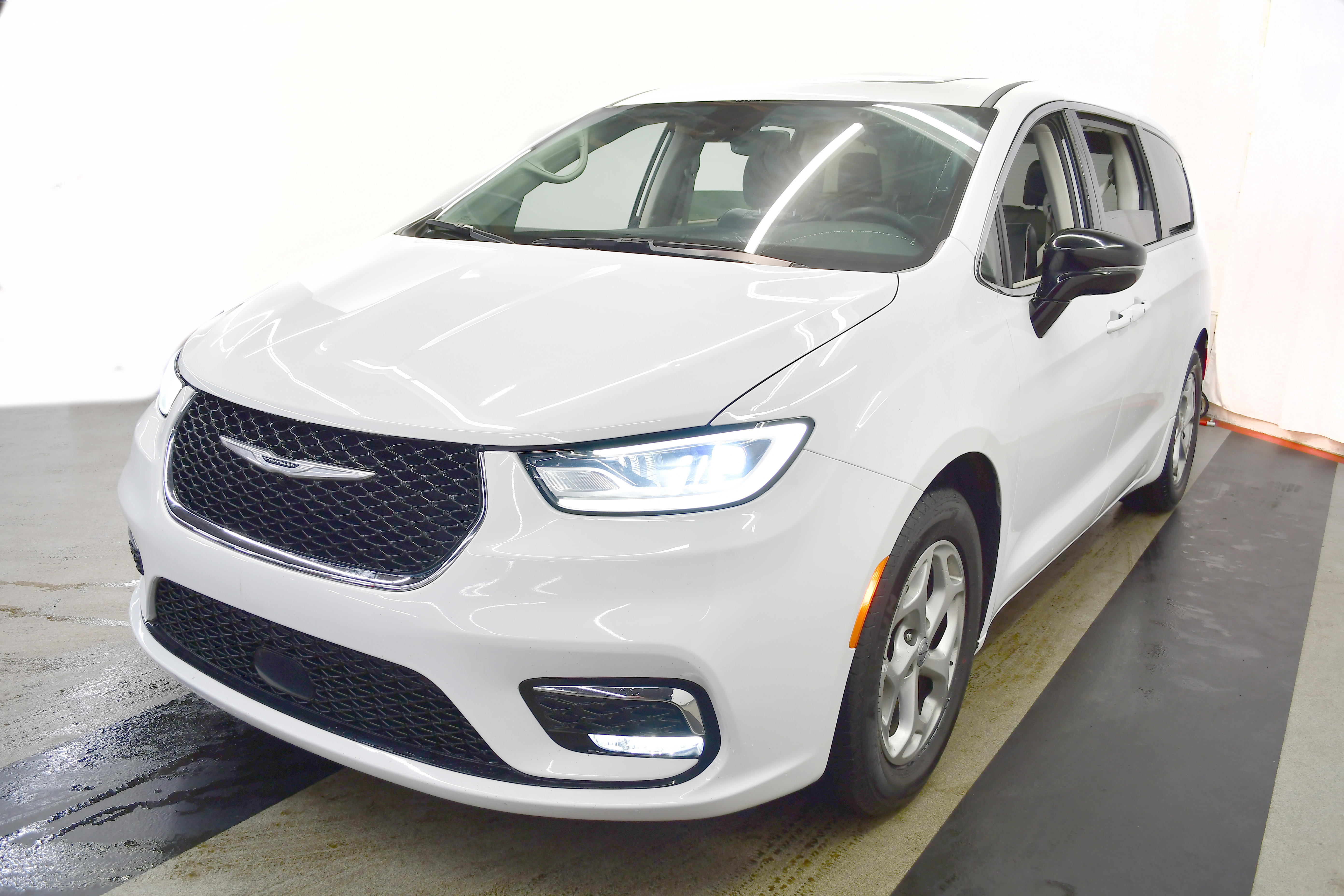 Used 2024 Chrysler Pacifica Limited image 4