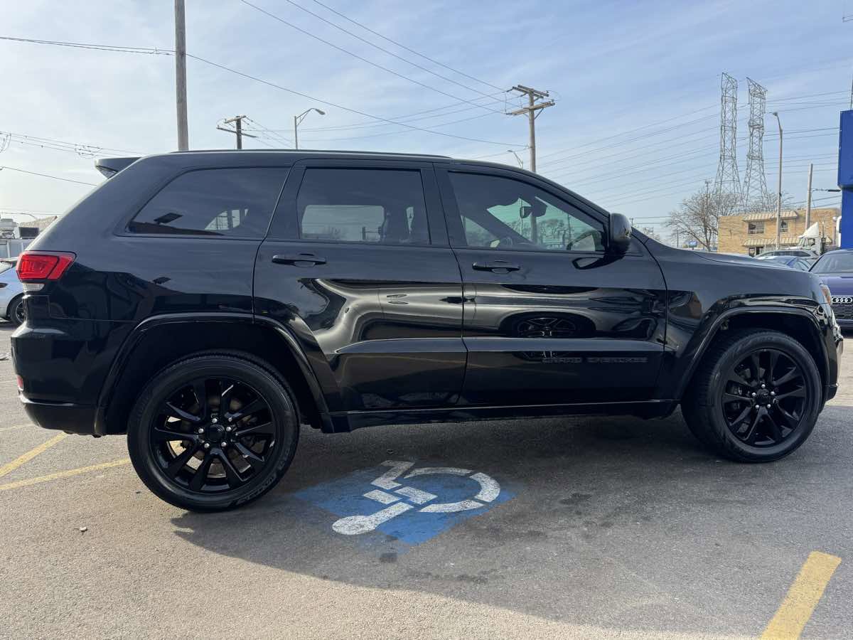 Used 2017 Jeep Grand Cherokee Altitude image 4