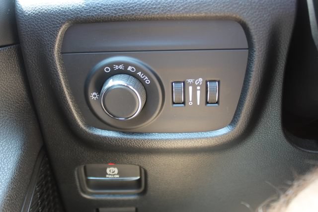 Used 2025 Jeep Grand Cherokee Altitude AWD/4WD image 20