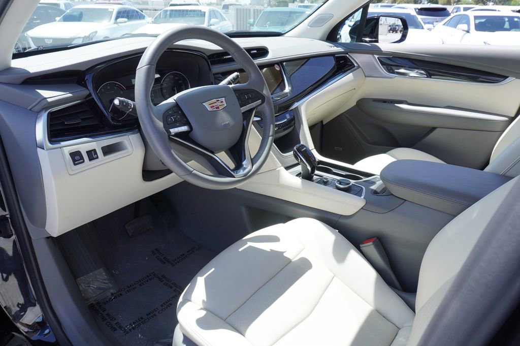 Certified 2025 Cadillac XT6 Premium Luxury AWD/4WD image 18