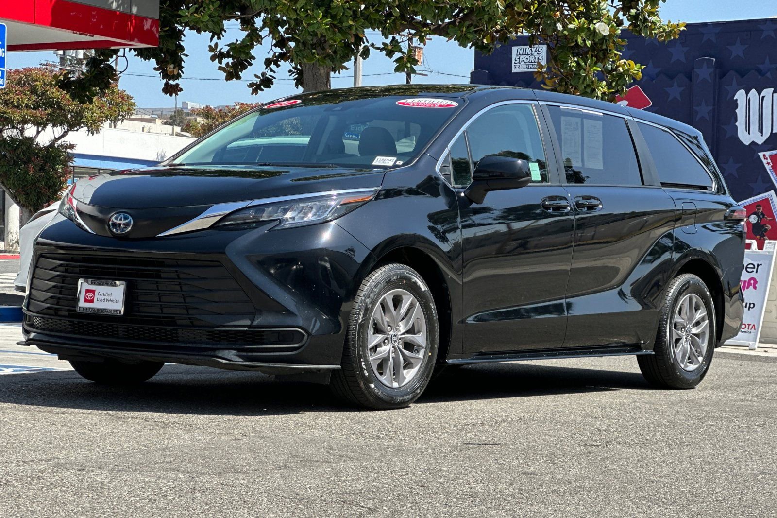 Certified 2023 Toyota Sienna LE FWD image 8