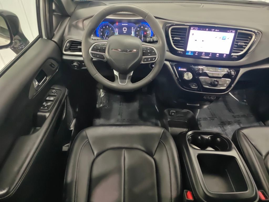 Used 2025 Chrysler Pacifica Select image 4
