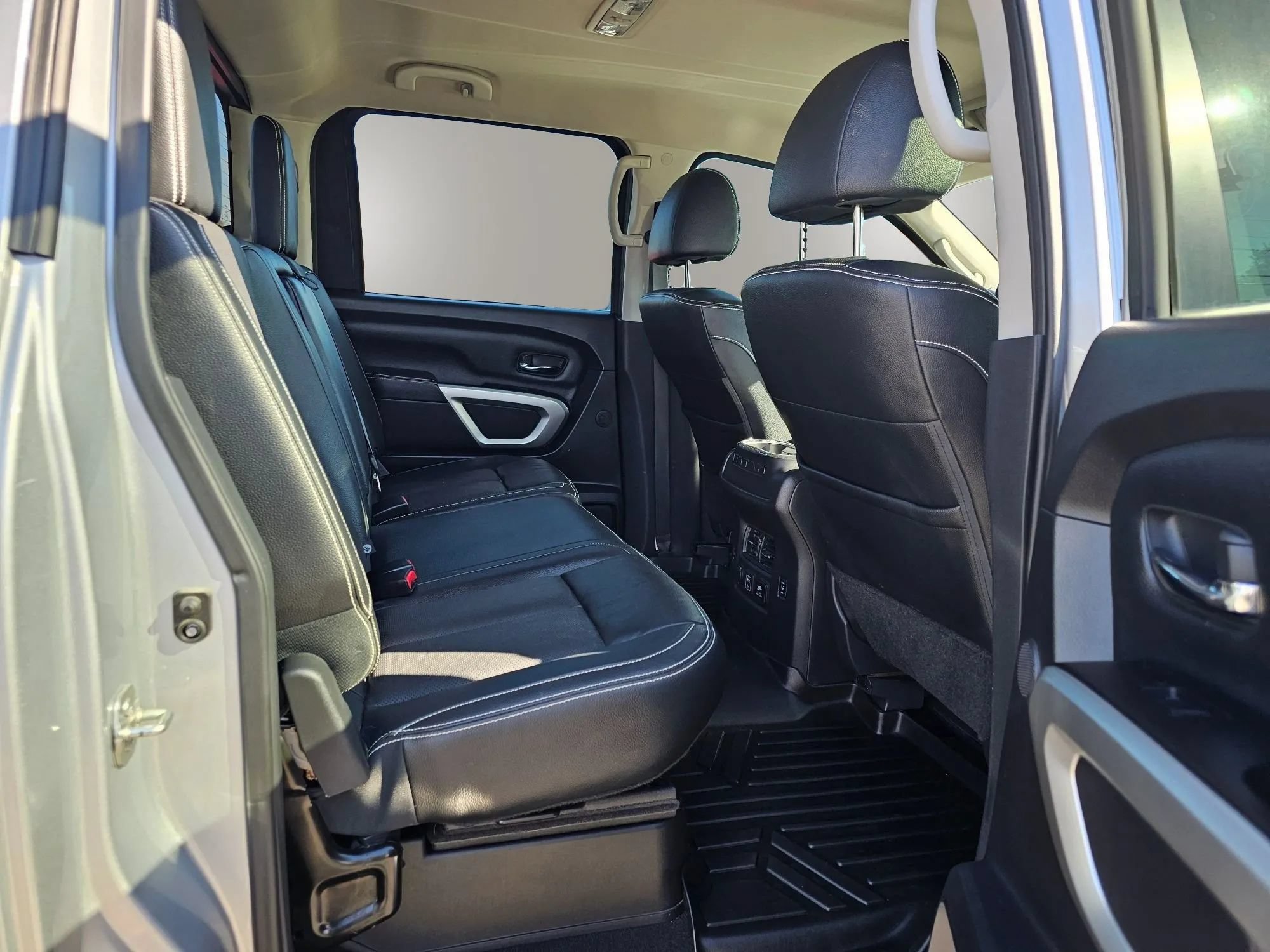 Used 2019 Nissan Titan PRO-4X w/ Pro-4x Convenience Package AWD/4WD image 9