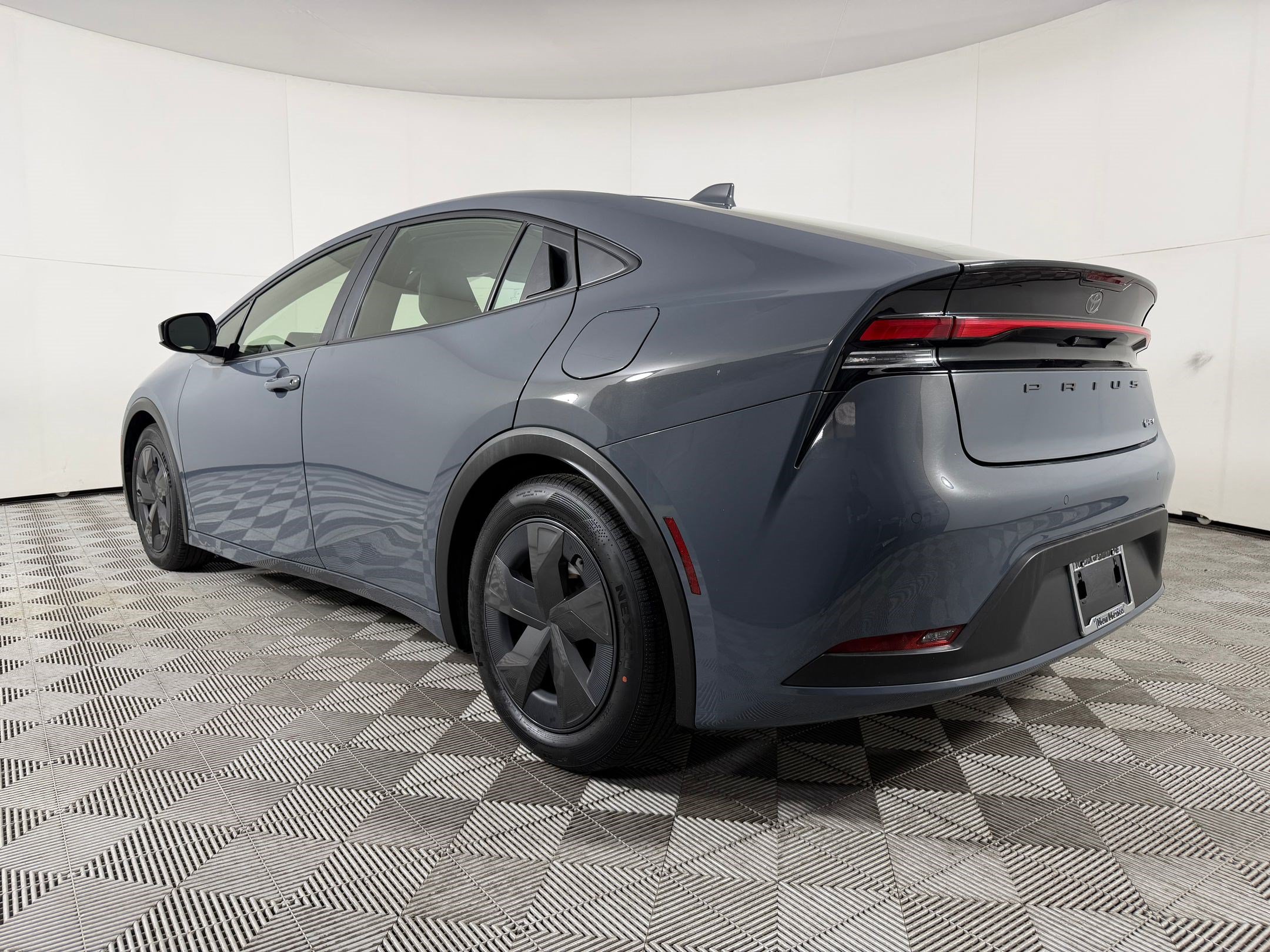 Used 2025 Toyota Prius LE FWD image 3