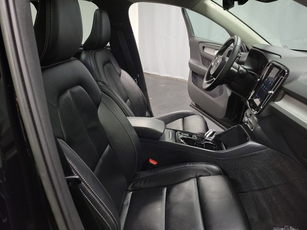 Used 2023 Volvo XC40 B5 Plus AWD/4WD image 22